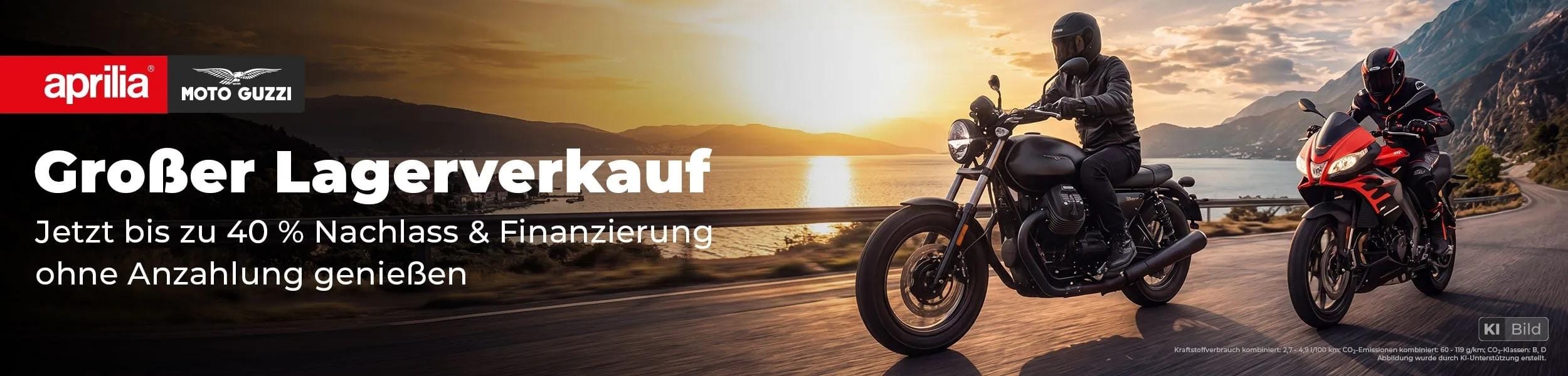 Werbebanner für den grossen Lagerverkauf von Aprilia und Moto Guzzi mit bis zu 40 % Nachlass und Finanzierung ohne Anzahlung. Zwei Motorradfahrende fahren bei Sonnenuntergang auf einer kurvenreichen Strasse entlang eines Sees vor Bergkulisse.