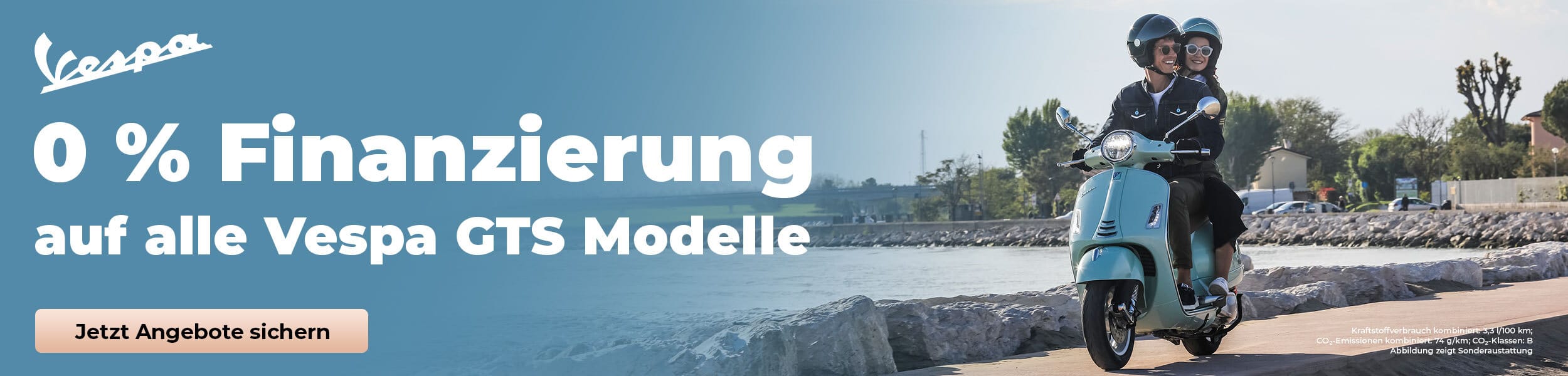 Werbebanner von Vespa mit einer mintgrünen Vespa GTS, auf der ein lächelndes Paar entlang einer Uferpromenade fährt. Links befindet sich der Werbetext „0 % Finanzierung auf alle Vespa GTS Modelle“ sowie der Button „Jetzt Angebote sichern“.