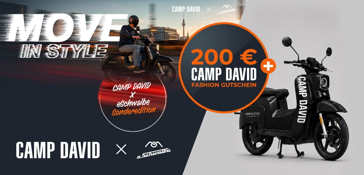 Werbebanner mit einer Person auf einem schwarzen E-Roller der Camp-David-x-Schwalbe-Sonderedition vor Berliner Stadtkulisse bei Sonnenuntergang. Rechts ist der Roller freigestellt abgebildet. Werbetext: «Move in Style», 200-Euro-CAMP-DAVID-Fashion-Gutschein.