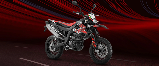 Dunkle Aprilia SX vor einem dunklen Hintergrund.
