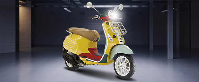 Bunte Vespa Wotherspoon geparkt in einer Halle.